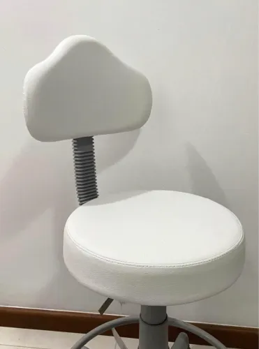 Mocho com apoio para pés