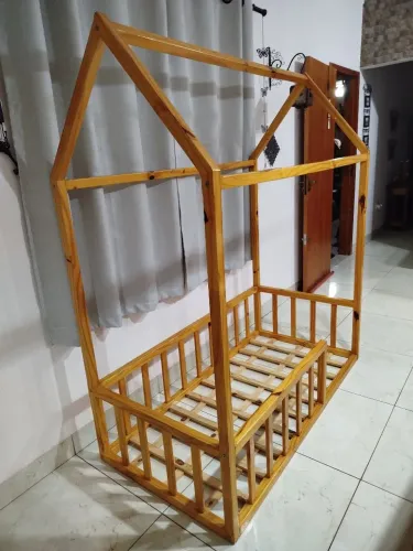 Cama infantil montessoriana de madeira