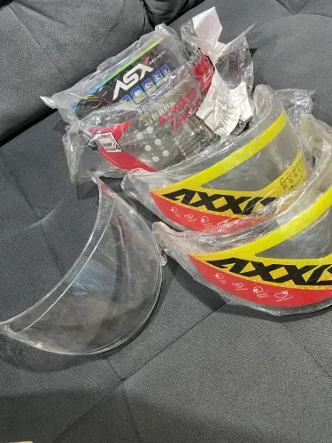 Viseiras de capacetes novas no plástico