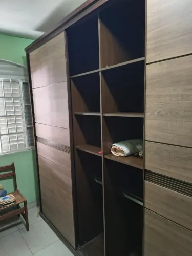 Jogo Quarto Queen Completo com Guarda Roupa, cama com colchão e Camiseira