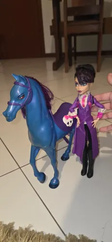 Boneca monster high diretora sem cabeça + cavalo originais