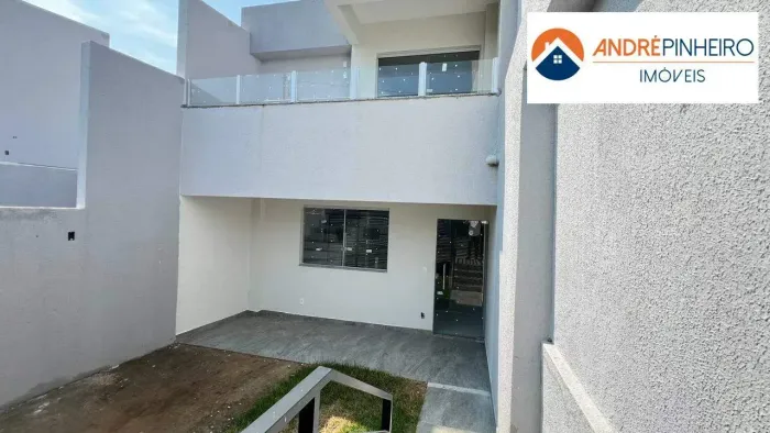 Casa Independente de 2 Quartos com Varanda e 2 Vagas no Bairro Céu Azul