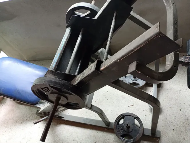 APARELHO DE ACADEMIA LEG PRESS COM 80KG DE ANILHAS + 1 MESA FLEXORA C. BATERIA DE PESO