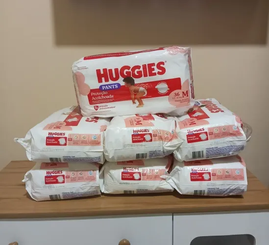 Fraldas huggies tamanho M. 35 reais cada pacote