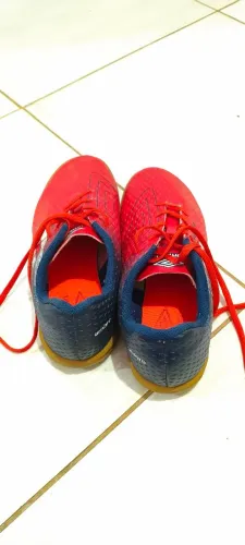Vendo Chuteira Futsal Umbro Warskin semi nova pouco uso