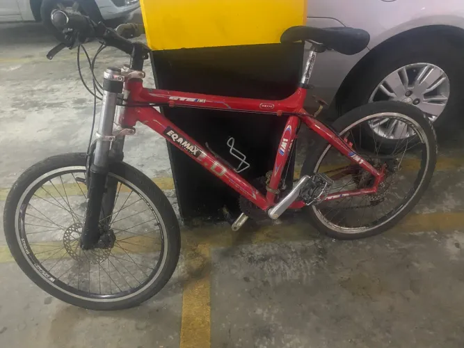 Vendo bicicleta, é uma bicicleta GTSM1 vermelha, modelo GM772