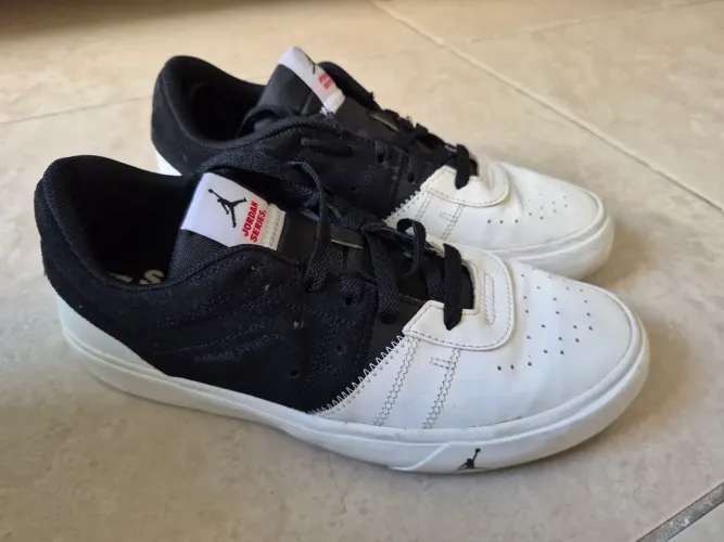 Tênis Jordan preto e branco 37
