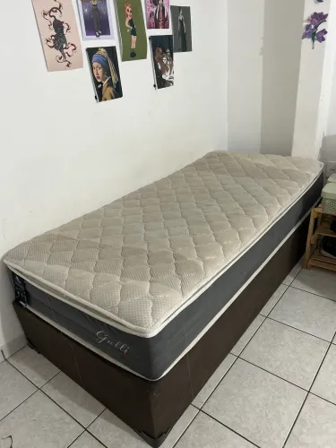 Cama box: coxão de molas ensacadas + base marrom