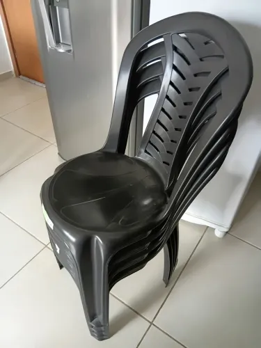 Uma mesa redonda, com 4 cadeiras. Em perfeito estado de uso!