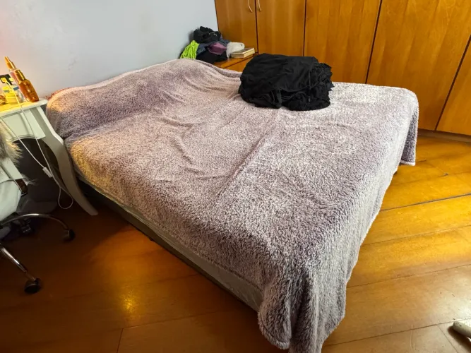 Cama queen com colchao Herval e capa da Emma