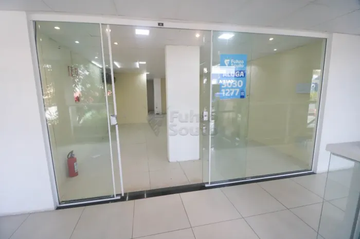 Sala comercial com fachada em vidro e acessibilidade no coração do Centro de Pelotas