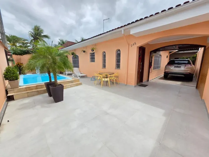 Casa com piscina à venda em Praia Grande no bairro caiçara com 3 quartos