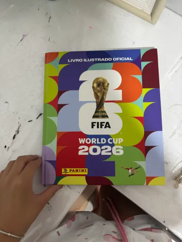 Álbum da copa capa dura com poucas figurinhas coladas