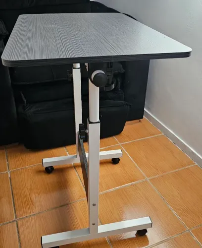 Mesa altura ajustável e tampo reclinável