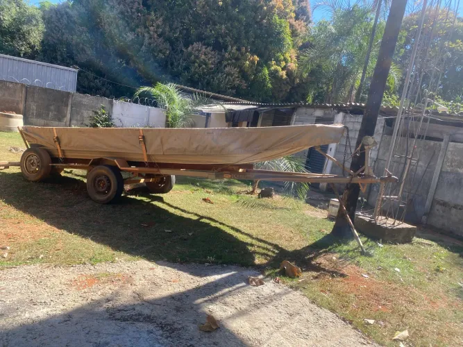 Barco de 5 m borda alta semi chato com carreta berço tudo registrado