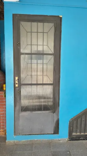 Porta de ferro com grade