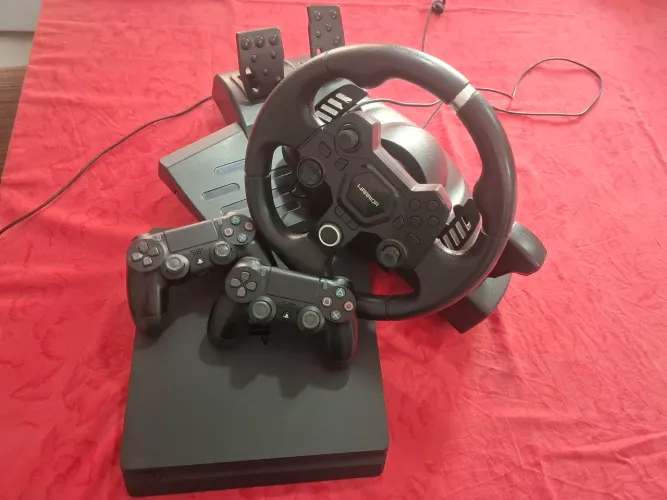 OPORTUNIDADE - PS4 1TB + 2 controles + volante com pedal + 3 jogos