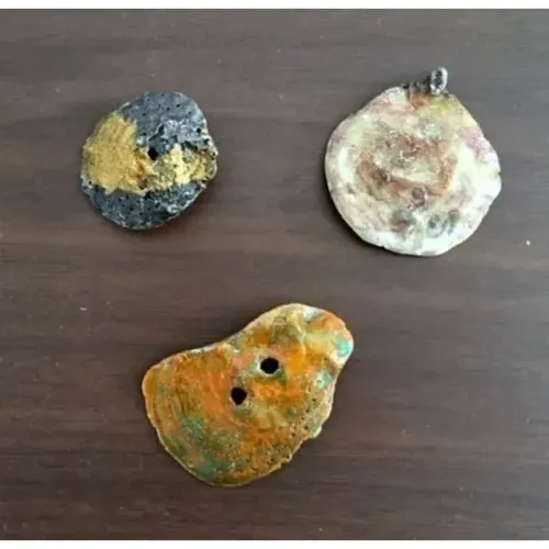 2 pingentes e 1 broche - arte em conchas