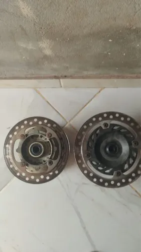 Cudo dianteiro e traseiro com disco de freio da XRE 300 abs