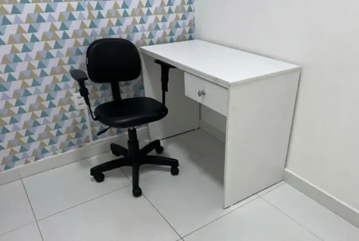 Combo Escritório/Estudo: Escrivaninha Branca + Cadeira Giratória