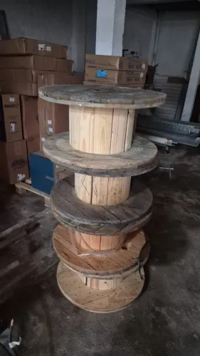 Vende-se bobinas de madeira