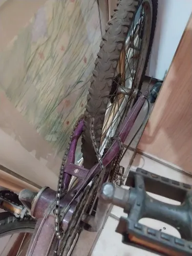 Bicicleta usada com cesto