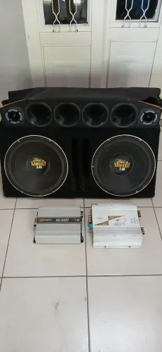 Caixa de som automotiva 