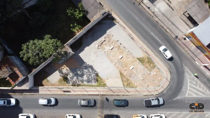Terreno com mais de 400 m² Próximo à Av. Isaac Póvoas