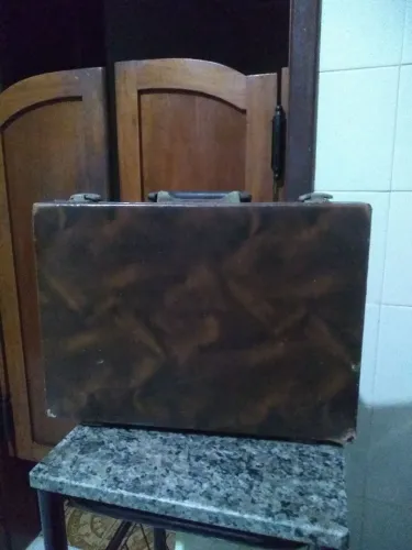 Maleta executiva - revestida em couro sintético 