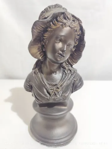 Busto pequeno de mulher em Petit bronze 