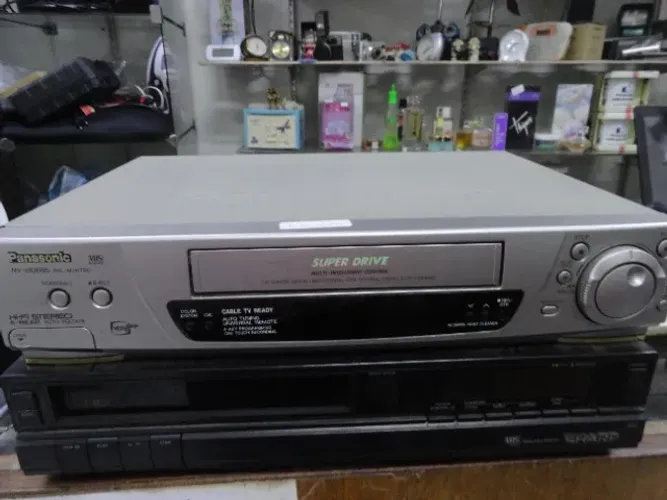 dois videos cassetes um pansonic super drive e um sharp hq