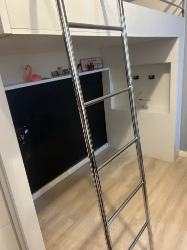 Cama solteiro- elevada com painel para TV