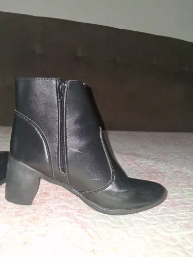 Bota feminina bico fino salto alto com zíper