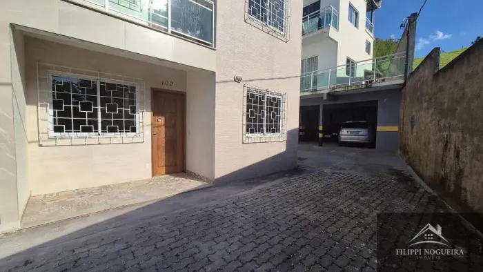 Aluga-se apartamento térreo com 2 quartos (1 suíte) + cômodo extra ideal para escritório, 