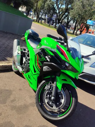 KAWASAKI NINJA 500 SE 2025 - APENAS 7.500 KM (Com Acessórios + Originais)
