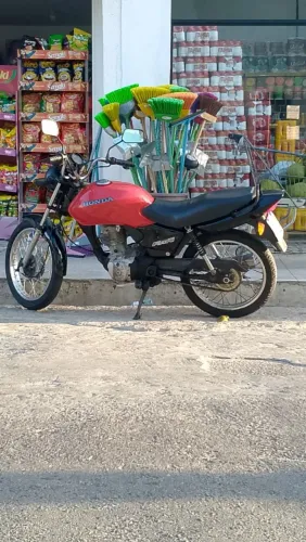 Moto recém pintada as carenagem muito boa só pegar e tranferir