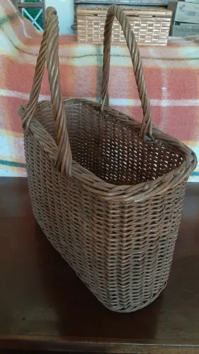 Cesta de vime antiga trançada a mão com alça dupla! Medidas:30(c)x17(l)x27(h). VINTAGE!