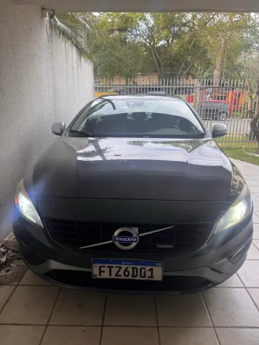 Volvo S60 T-5 R-design 2.0 240cv 4P 2014
