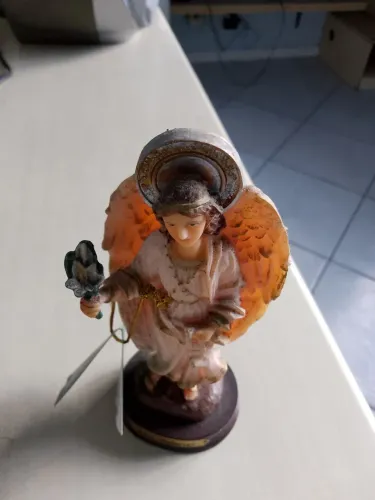 Escultura Anjo Gabriel em resina.