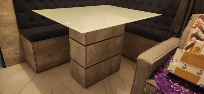 Mesa tampo de vidro e base madeira