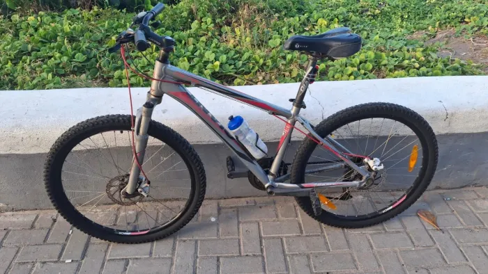 Bicicleta Giant Revel toda em alumínio com 24 marchas. Aro 26