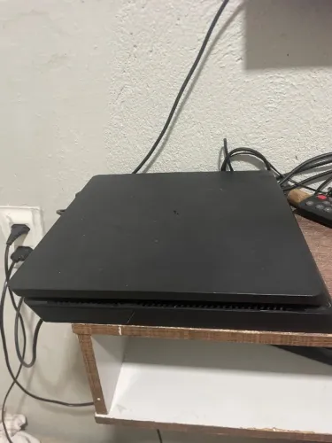 PS4 Slim 1TB funcionando perfeitamente. Acompanha controle original, cabo HDMI e fonte.