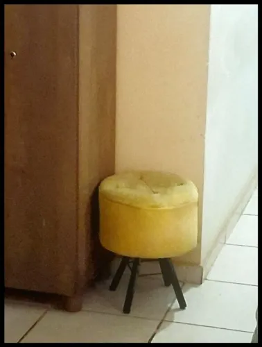 Puff Redondo Amarelo Mostarda Capitonê Com Base De Ferro Preta
