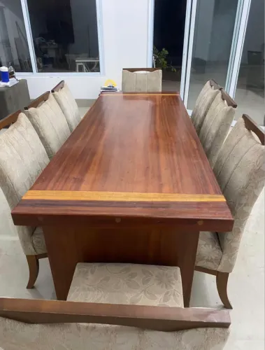 Vendo mesa em madeira maciça.