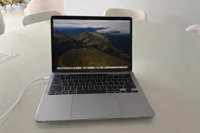 MacBook Pro M2 13 - 2022 - 8GB RAM / 256GB SSD - Excelente Estado