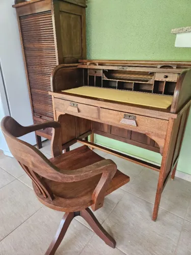 Conjunto Escrivaninha Xerife Antiga com cadeira original e Estante gaveteiro