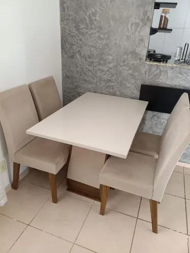 Mesa de jantar com 4 cadeiras