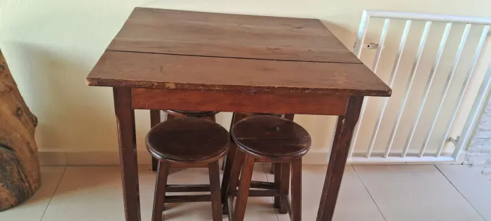 Mesa de madeira maciça
