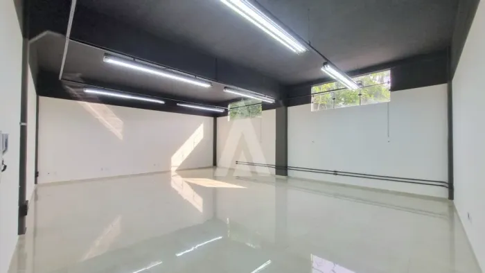 Sala comercial com 2 vagas de garagem em via de grande fluxo