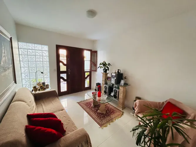 Linda Casa Duplex à Venda em Itapuã  A Uma Quadra da Praia!